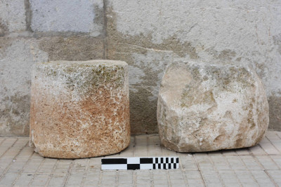 Tambors de columna trobats casualment a l’entorn de la plaça Major.
