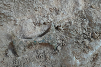 Petita destral (labrys) trobada als nivells d'enderroc del segle IdC.