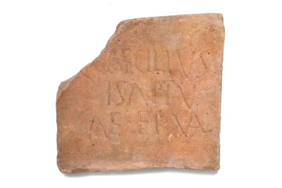 Làpida funerària de sa Carrotja. Museu de Mallorca, inv. 28083. Foto: Tugores, F. (ed) (2005) 