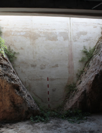 Imatge del fossat romà seccionat al seu pas pel carrer de la Pau, des del soterrani d'un edifici