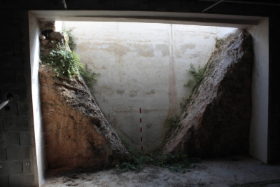 Imatge del fossat romà seccionat al seu pas pel carrer de la Pau, des del soterrani d'un edifici