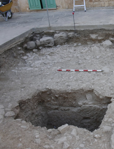 Estructures i paviment d'època baiximperial descoberts a la rectoria