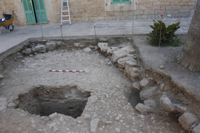 Estructures i paviment d'època baiximperial descoberts a la rectoria
