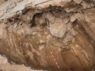 Tram del fossat del fort militar romà excavat al carrer del Rector Ferrando el 2016