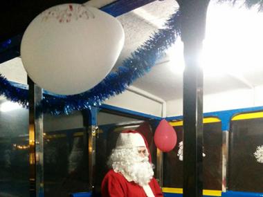 Visita Pare Noel i volta en tren de Nadal a la Colònia	