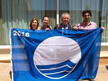 L’Ajuntament de Ses Salines recull la bandera blava atorgada a les platges de la Colònia de Sant Jordi
