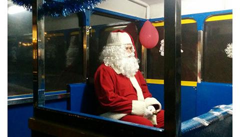 Visita Pare Noel i volta en tren de Nadal a la Colònia	