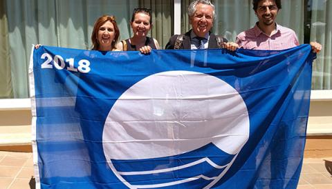 L’Ajuntament de Ses Salines recull la bandera blava atorgada a les platges de la Colònia de Sant Jordi